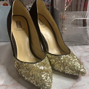 SIGNATURE by Shoe Dazzle Gold Sequin Heels